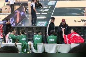 骂得真脏郭昊文和赵柏清在替补席分坐两端互相指着对方鼻子骂 - 资讯配图