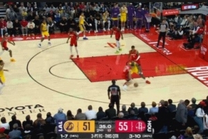 大意了！詹姆斯反击试图背打 谢泼德身后包抄直接抢断！ - 资讯配图