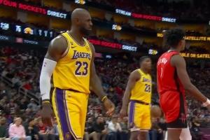 八村丢篮板 詹姆斯拍掌愤怒飙脏话：RUI！我tm才不管你找什么借口 - 资讯配图