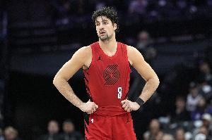 各种打铁!阿夫迪亚半场手感冰凉7中1得8分 三分3中1&罚球8中5 - 资讯配图