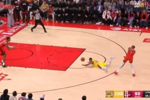 湖记谈斯玛特受伤仍然飞身扑球:他是这支球队的文化塑造者 - 资讯配图