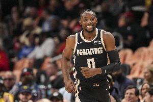 闲庭信步！库明加持球强攻 转身虚晃点飞防守上篮打中还要加罚 - 资讯配图