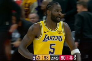 关键时刻又是硬宝！艾顿关键补扣+关键防守 帮助湖人打停火箭！ - 资讯配图