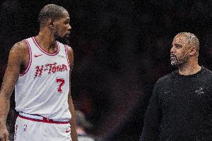 火媒：杜兰特7失误乌度卡也不调整&难以理解 不补强控卫太荒谬了 - 资讯配图