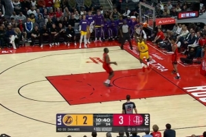 风卷残云！湖人反击2打1 詹姆斯接里夫斯回传双手飞扣 - 资讯配图