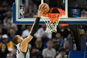 一飞冲天！麦克劳林再拼前场篮板 文班接球冲击起飞滑翔单臂劈扣 - 资讯配图