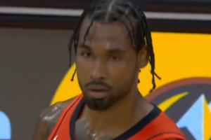 伊森最后时刻边线犹豫发球被断 失误后也未回防&在原地茫然发呆 - 资讯配图