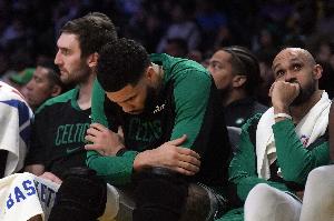 怀特：休赛期曾发短信想挽留科内特 结果第二天他就加盟马刺了 - 资讯配图