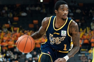 媒体人:广东双枪还是猛的 萨姆纳和奎因跑起来下分真是快 - 资讯配图