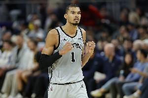 探囊取物！卡斯尔再送抛传 文班顺下起飞空接打中 - 资讯配图