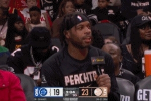 优哉游哉！希尔德场边手持麦克风 上次出战是2月10日 - 资讯配图