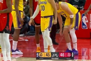 幸无大碍！东契奇被伊森犯规放倒 有些崴脚但继续作战 - 资讯配图