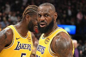 詹姆斯:艾顿在最后时刻完成了补扣和勾手得分 并抢到几个篮板 - 资讯配图