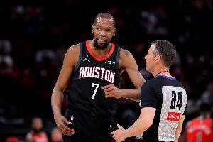 失误比进球两倍还多！火箭第四节16投4中 出现9次失误 - 资讯配图