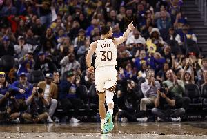 库里：我必须成为体能最好的球员 最喜欢的赞美就是抱怨跑不过我 - 资讯配图