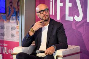 曾加谈巴斯托尼被嘘：必须拥有极其强大的性格，才能应对这种局面 - 资讯配图