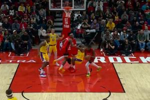 阿门抢篮板下落时直接给了詹姆斯一巴掌 裁判没有吹罚！ - 资讯配图