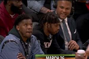 早期鹰王！乔·约翰逊现身老鹰主场观战 曾效力7个赛季 - 资讯配图