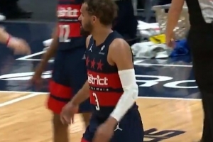 别有大碍！特雷·杨挤掩护时撞到理查德 腿部有些受伤&回更衣室 - 资讯配图