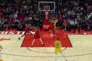 东詹连线！肯纳德掩护 东契奇高吊助攻詹姆斯轻松打中 - 资讯配图