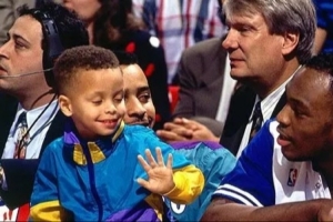 老库里：没让斯蒂芬打太多AUU比赛 而是让他在我身边跟我队友学习 - 资讯配图