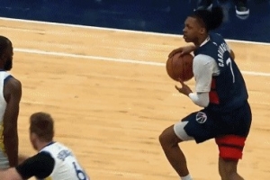 突然就趴追梦身上了！卡林顿晃跪斯潘塞后 潇洒急停后仰中投！ - 资讯配图