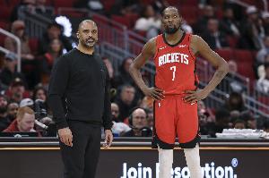 乌度卡：不能每回合都让KD持球发起 尤其当我们无法惩罚包夹 - 资讯配图