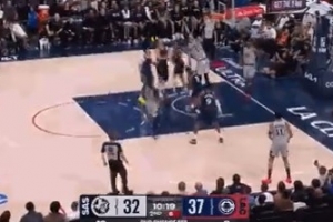 扔就完事了！文班亚马篮下对抗扭身单手空接仍能打进 - 资讯配图