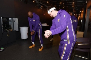 切磋球技！里夫斯晒照自己和詹姆斯一同做出高尔夫挥杆动作 - 资讯配图