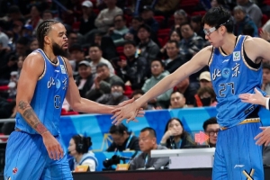 周琦：麦基和我的技术特点有些相似 他打得越好 我就能休息得越长 - 资讯配图