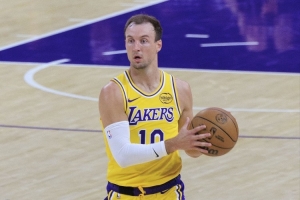 手感波动！肯纳德上半场三分2中0 过去11次三分出手仅命中2个 - 资讯配图