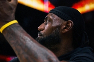 眼神坚定！湖人官推晒詹姆斯和东契奇赛前热身照：比赛前的投入 - 资讯配图