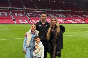 卡塞米罗晒家人在老特拉福德合影:享受每个时刻 - 资讯配图