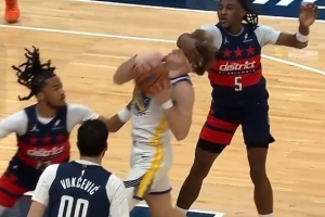 看着就疼！波杰突破被沃特金斯一巴掌结结实实拍到脸部 后者吃T - 资讯配图