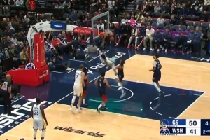 暴力美学！小佩顿空切单臂暴力隔扣 扣完还在筐上转了一圈 - 资讯配图