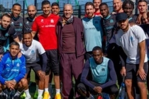 全队拜访齐达内并合影!马赛:和世界上最著名的马赛人共度下午 - 资讯配图