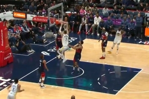 奇才都是啥防守？小佩顿发底线球 波尔津吉斯空切双手暴扣空篮 - 资讯配图