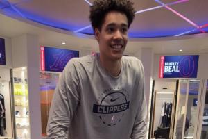 赛季报销仍心系球队！尼德豪泽脚撑膝关节滑板车 来到球队更衣室 - 资讯配图