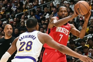 杨毅：火箭作为强队没什么战术 一个人打四个人看&没空切没掩护 - 资讯配图