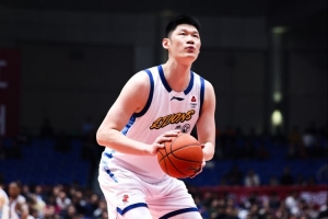 媒体人：胡金秋初步检查结果是没有伤到骨头 但还要再拍核磁 - 资讯配图