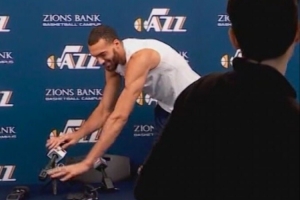 戈贝尔：摸话筒本意是向媒体表达支持 当时不知道自己已感染新冠 - 资讯配图