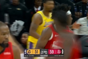 飞天遁地！阿门接球冲击内线 滞空拉开躲开防守高难度上篮打中 - 资讯配图