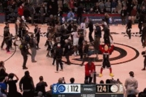 很突然！比赛结束后丹尼尔斯和霍华德争吵引发冲突 但及时拉开了 - 资讯配图