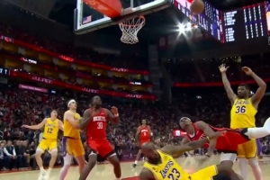 有往前上迎趋势！阿门冲筐造成詹姆斯阻挡犯规 湖人挑战失败 - 资讯配图