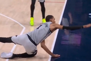 真拼啊！文班从罚球线内飞扑到边线试图完成救球 摔到观众席 - 资讯配图