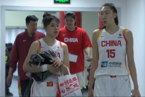 女篮三大中锋！李月汝和韩旭交流不断 王治郅给张子宇面授机宜 - 资讯配图