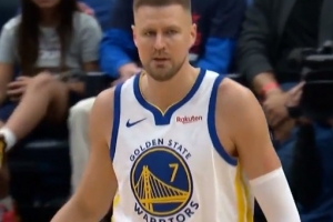 状态保持不错！波尔津吉斯复出替补上场 弧顶三分张手就有！ - 资讯配图