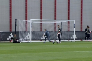 球迷号：备战亚特兰大，诺伊尔和乌尔比希均参加了拜仁今日训练 - 资讯配图