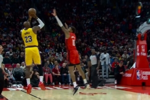 挺身而出！詹姆斯内外开花连续拿分 帮助湖人止住颓势 - 资讯配图