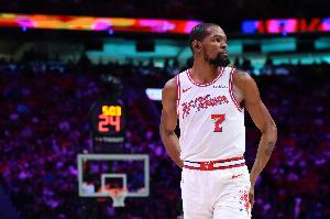 杜兰特：全队有22次失误 如果只有12次那我7次情况会好一点 - 资讯配图